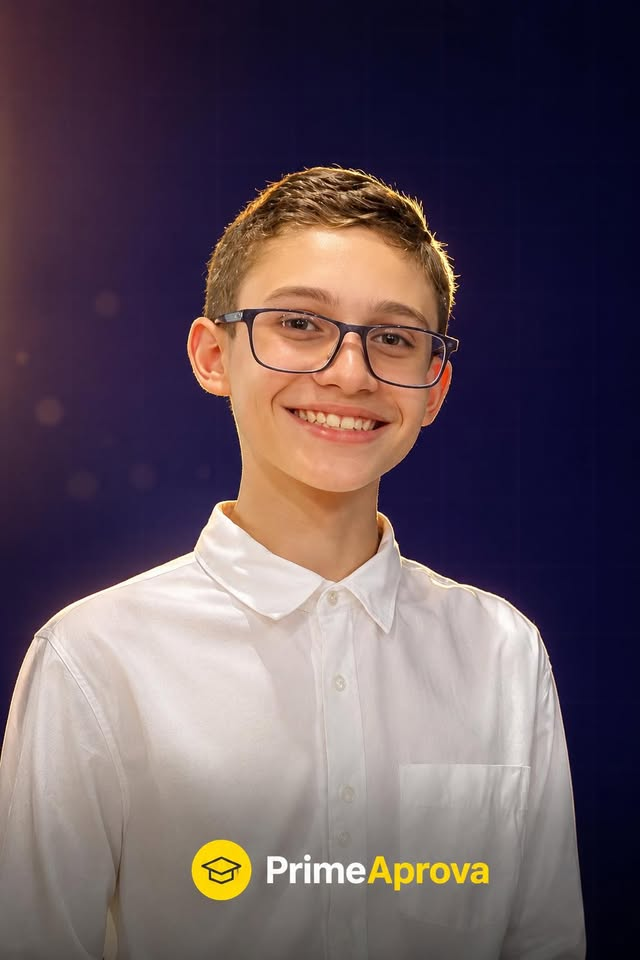 Estudante PrimeAprova sorrindo
